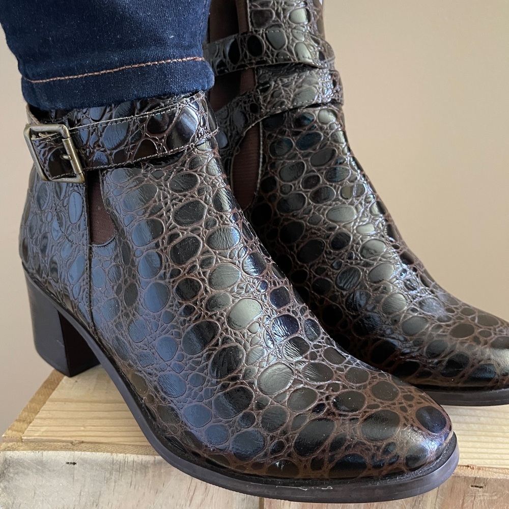 VTG Croc-Embossed Leather Chelsea Boots 9B Buckle Strap, Made in Brazil, Unique